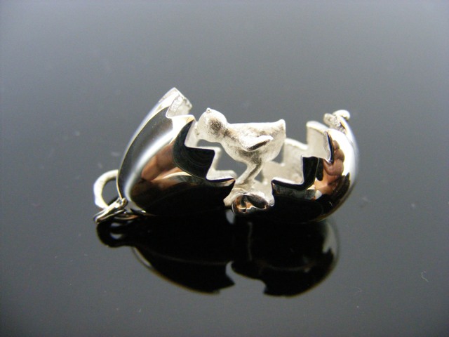 Anhänger "Kücken im Ei"