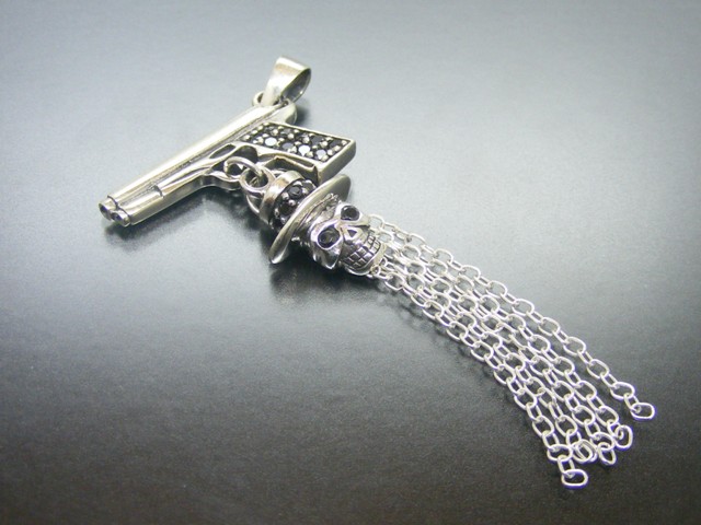 Anhänger Pistole mit Totenkopf und Zirkonia