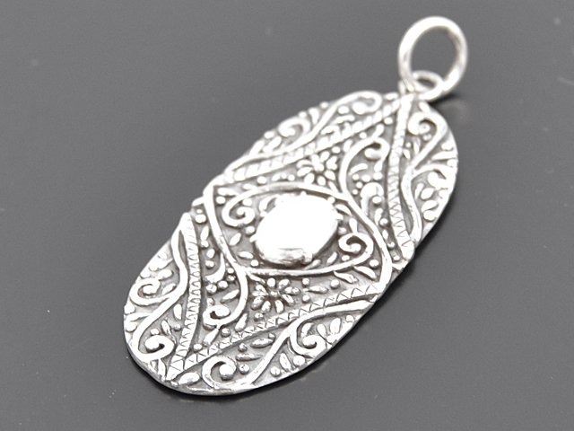 Anhänger mit floralem Muster