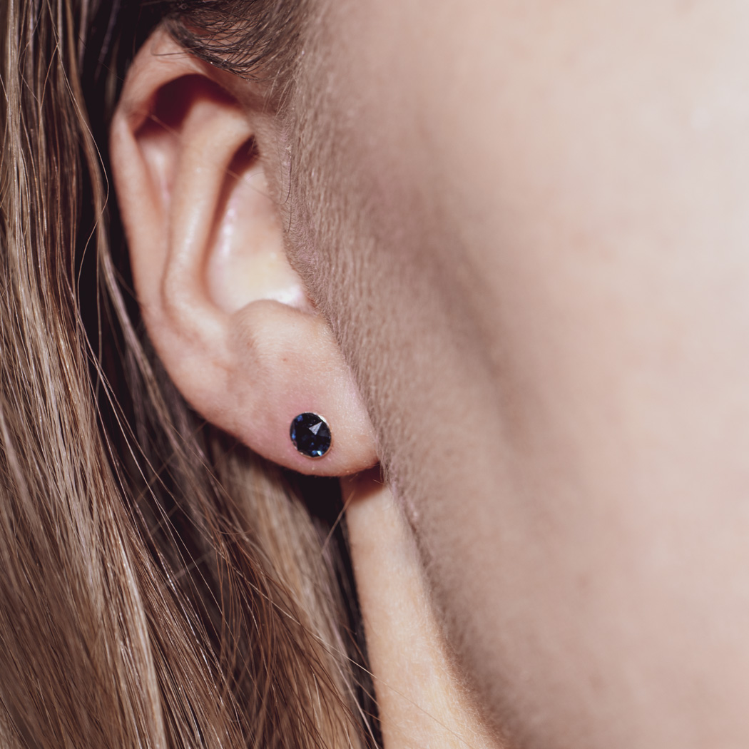 Ohrstecker OSGK19 mit Premium Crystal in 4 mm (2 Paar) - getragen