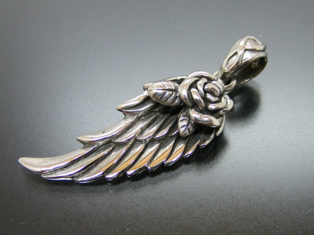 Anhänger "Flügel mit Rose"