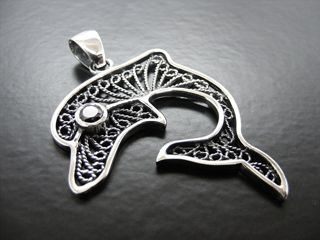 Anhänger "Delphin mit Onyx"