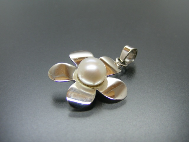 Anhänger Blume mit Perle